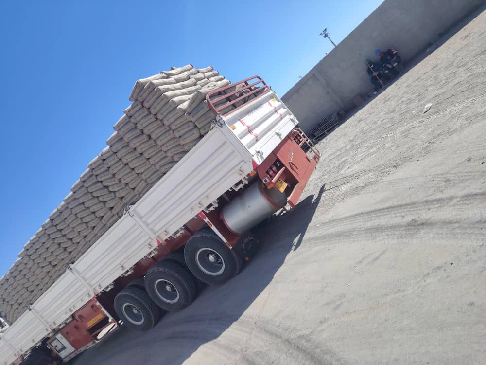 شاحنة محملة بأكياس الأسمنت