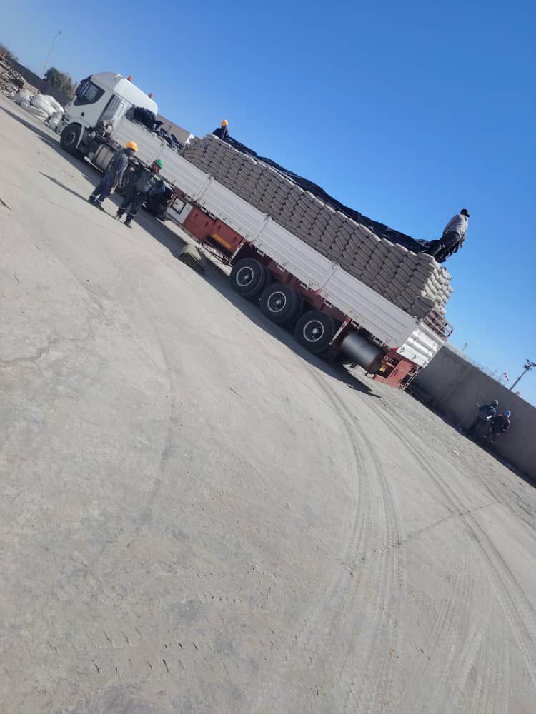 عمال يحملون أكياس الأسمنت