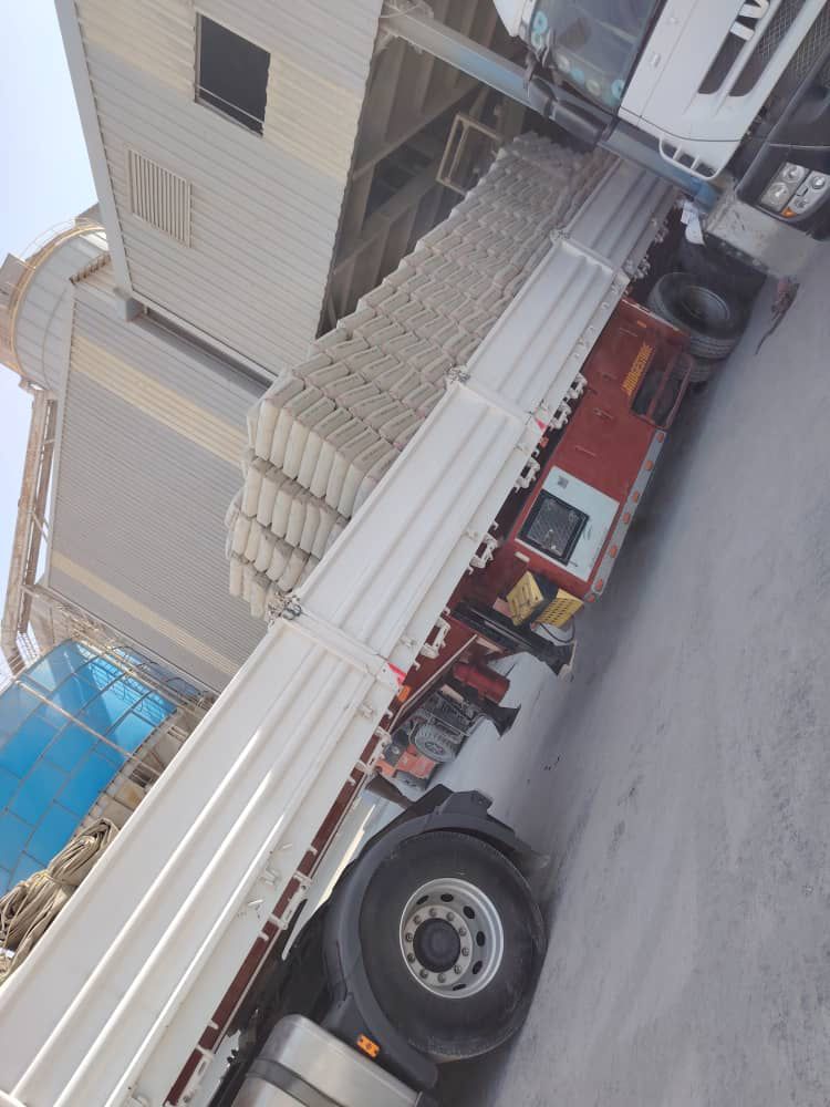 شاحنة مغطاة بالقماش